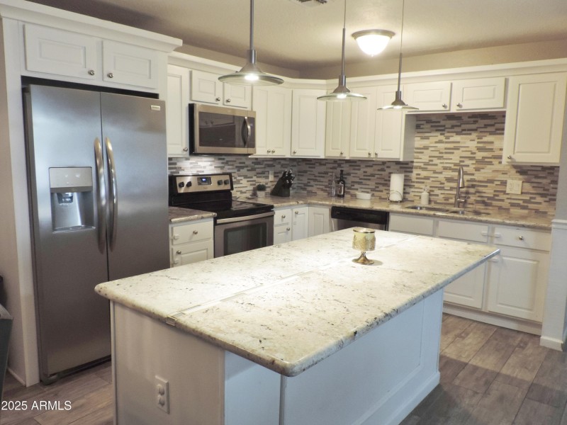 764 N Thunderbird DR 023