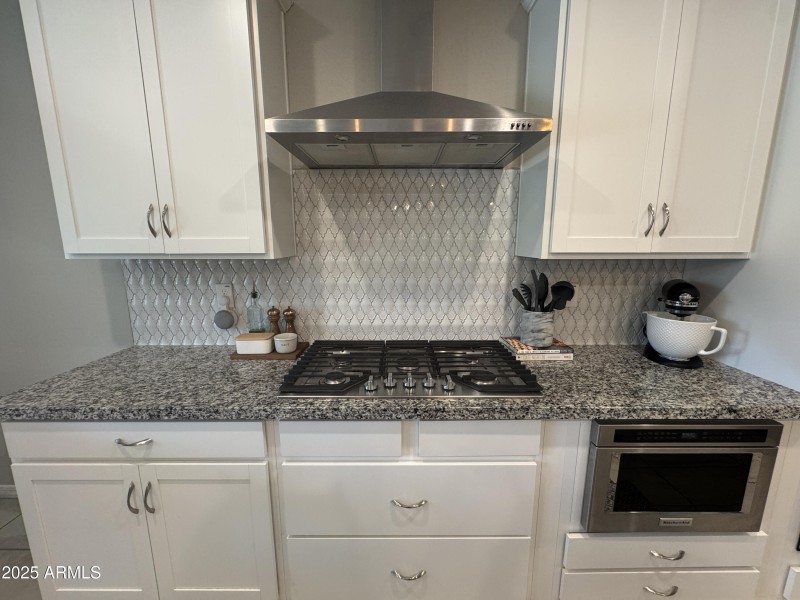 Modern Gas Range & Backsplash