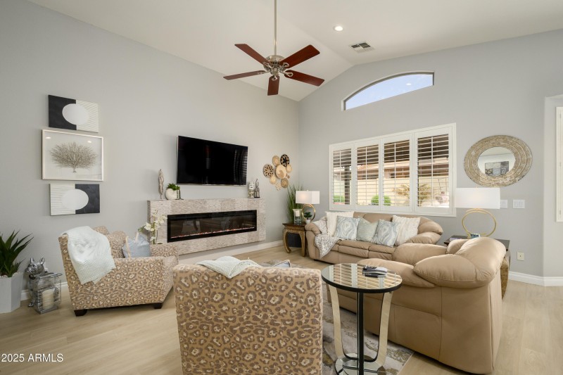 pic-9 Ingleside greatroom