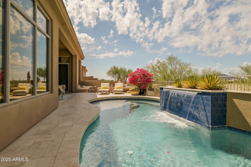 Sparkling Pool w Waterfeature