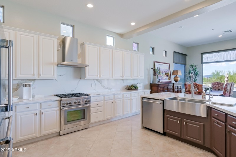 Spacious Chef's Kitchen Layout