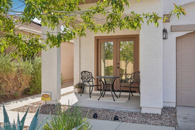 Front private Porch