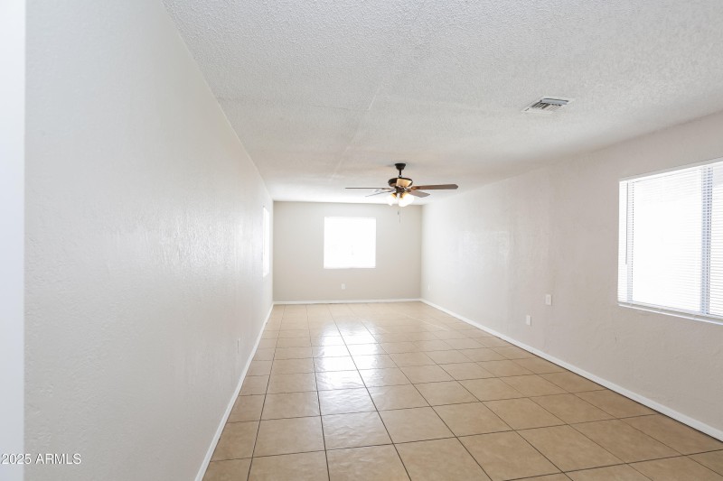 011-photo-bedroom-10272342