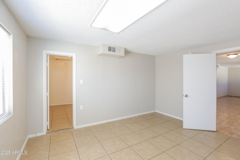 012-photo-bedroom-10272351