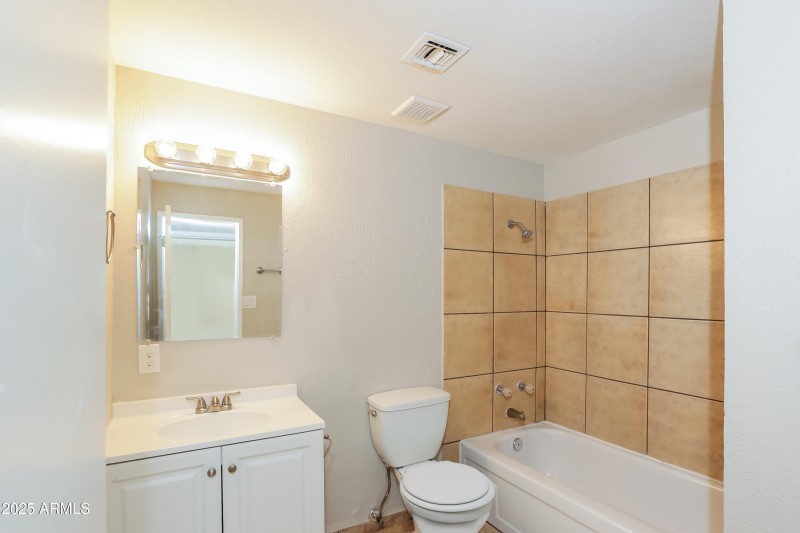 013-photo-bathroom-10272341