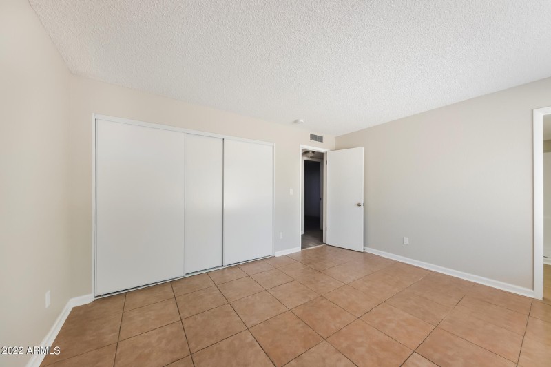 009-photo-primary-bedroom-10999486