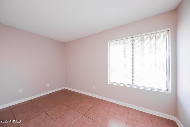 012-photo-bedroom-10999256