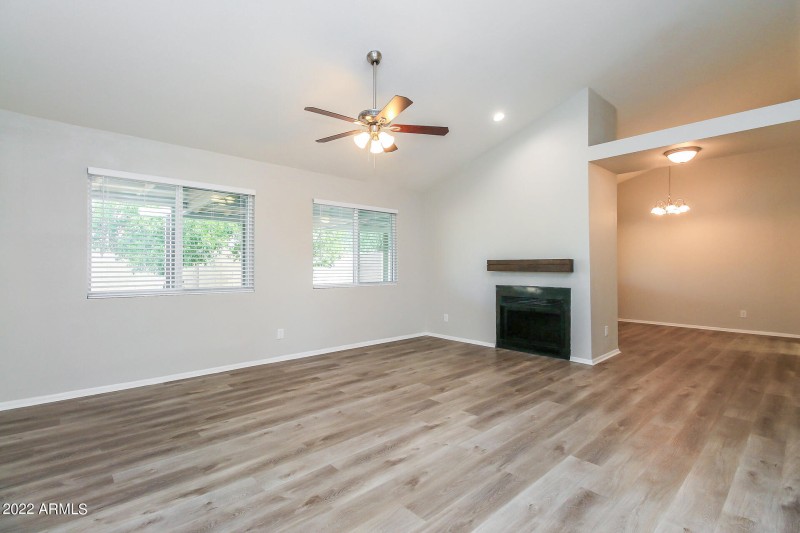 005-photo-living-room-11595977