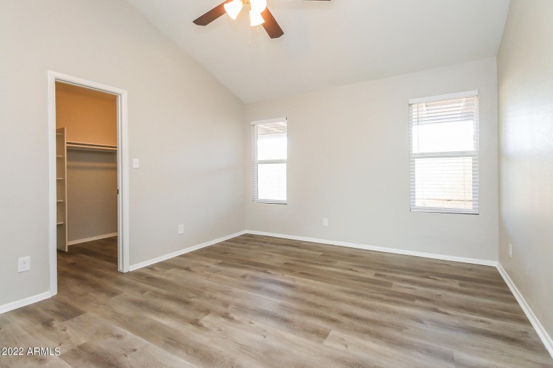 012-photo-bedroom-11595971