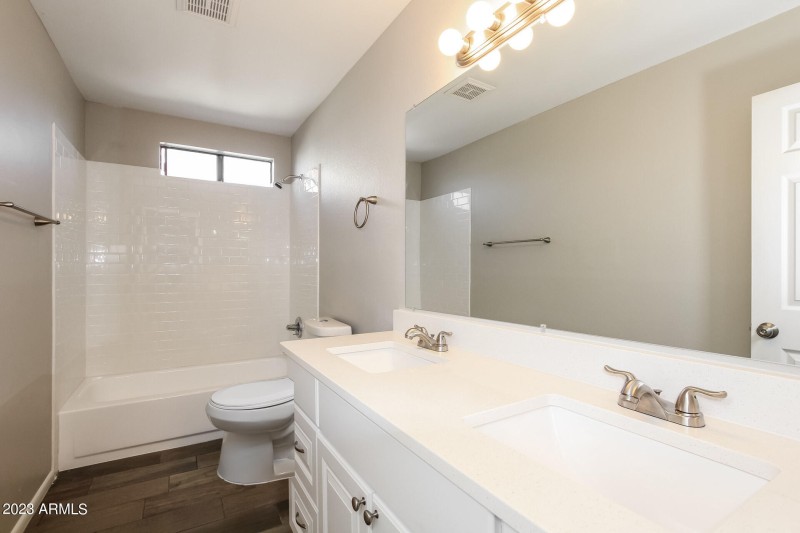 015-photo-bathroom-7015370