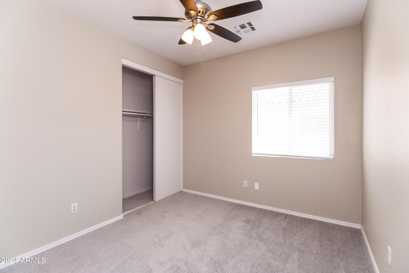 011-photo-bedroom-6916497