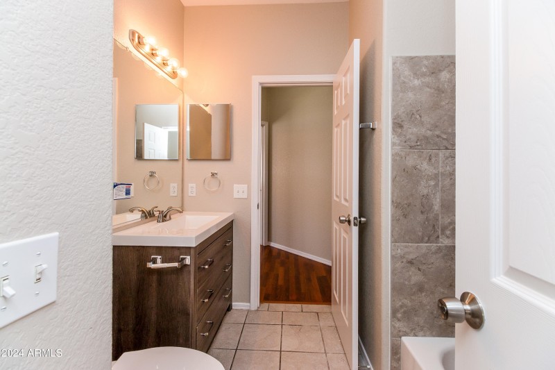 013-photo-bathroom-6916496