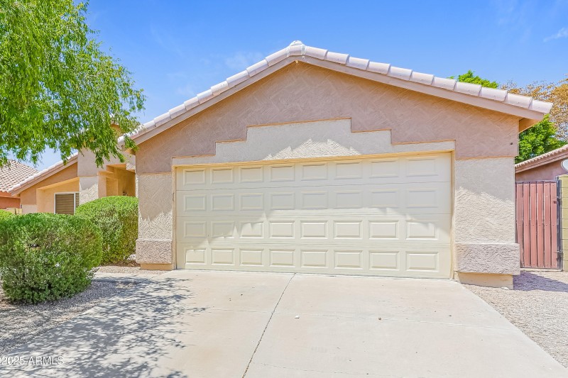 017-photo-front-view-12948006