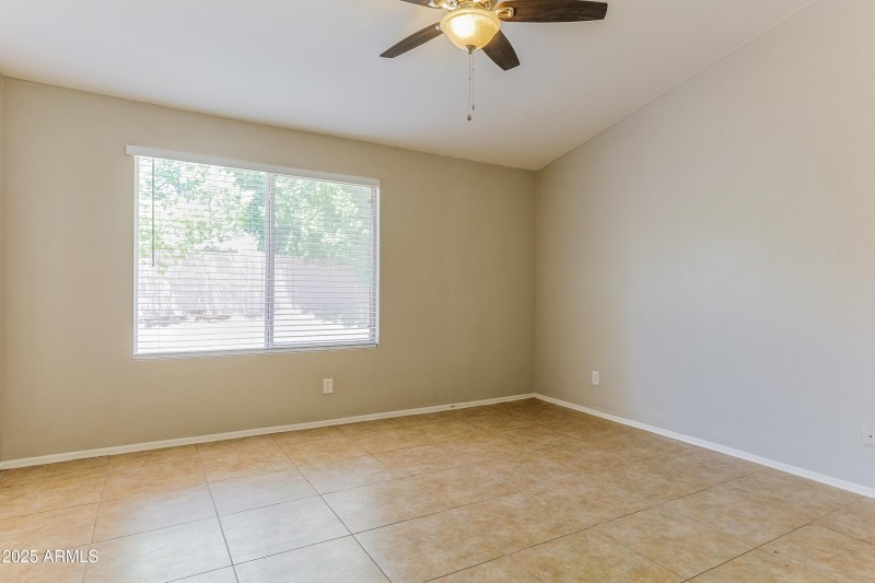 027-photo-bedroom-12948013