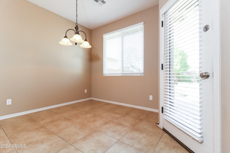 005-photo-dining-room-11029952