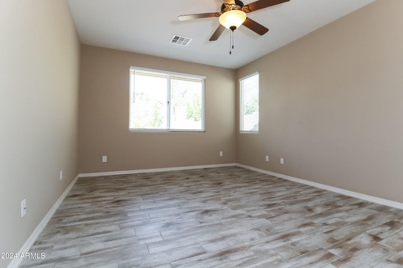 008-photo-primary-bedroom-11029941