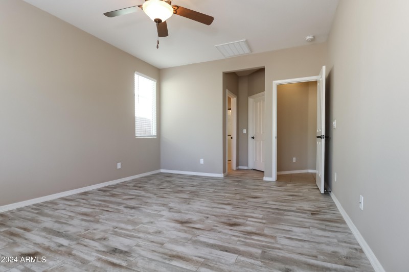 009-photo-primary-bedroom-11029942