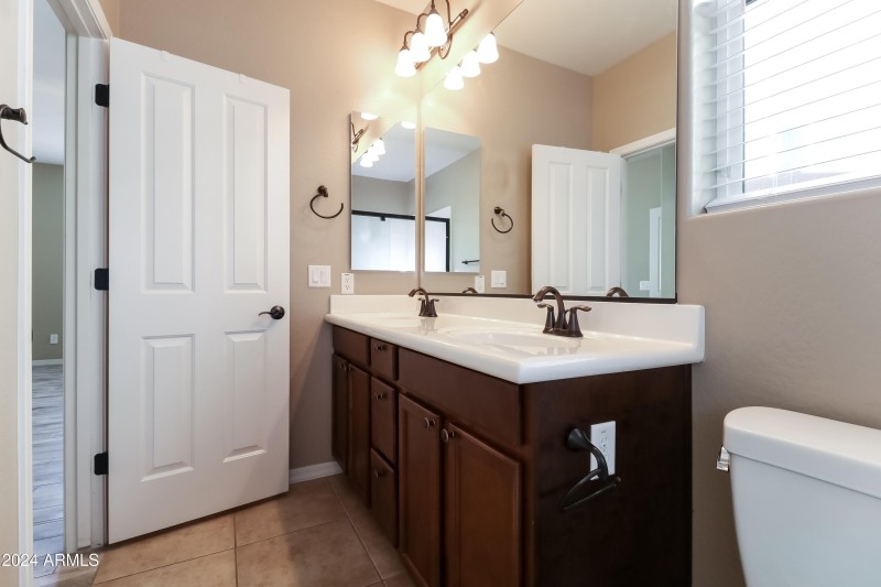 010-photo-primary-bathroom-11029943