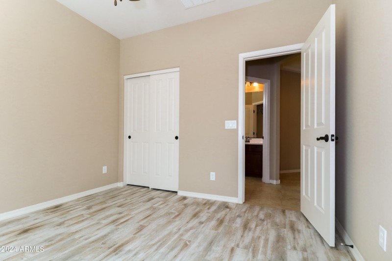 012-photo-bedroom-11029945