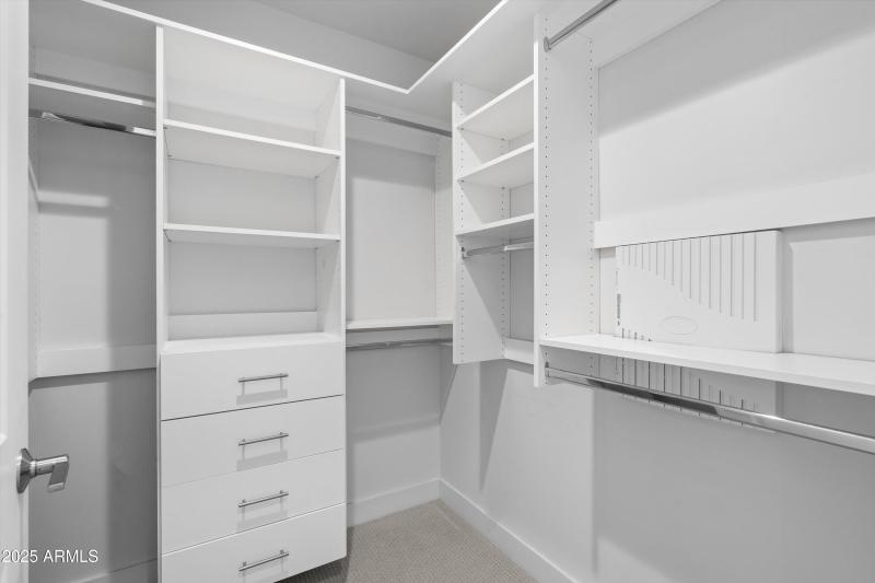 16-Walk-in Closet