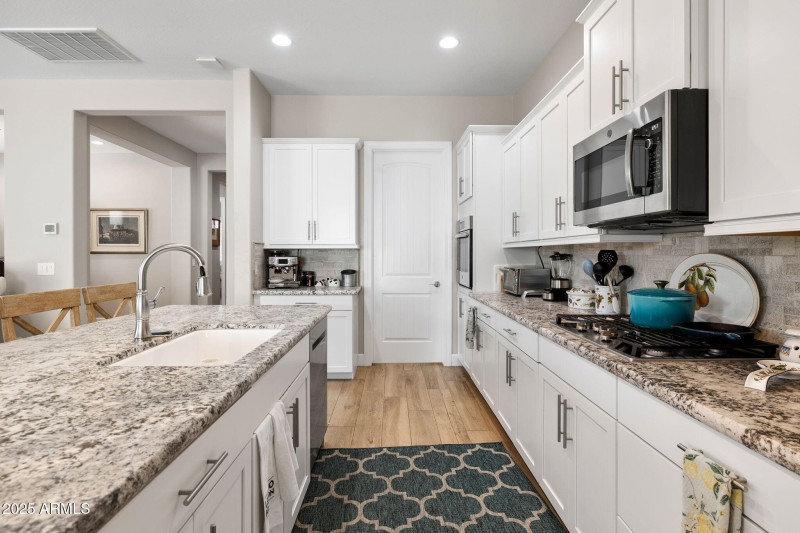 14-Kitchen_2