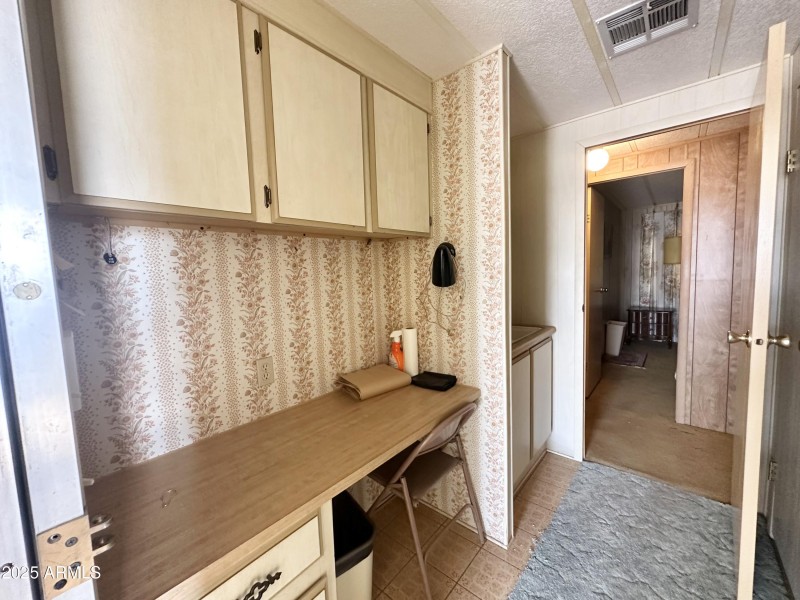 LAUNDRY ROOM/SIDE DOOR ENTRY