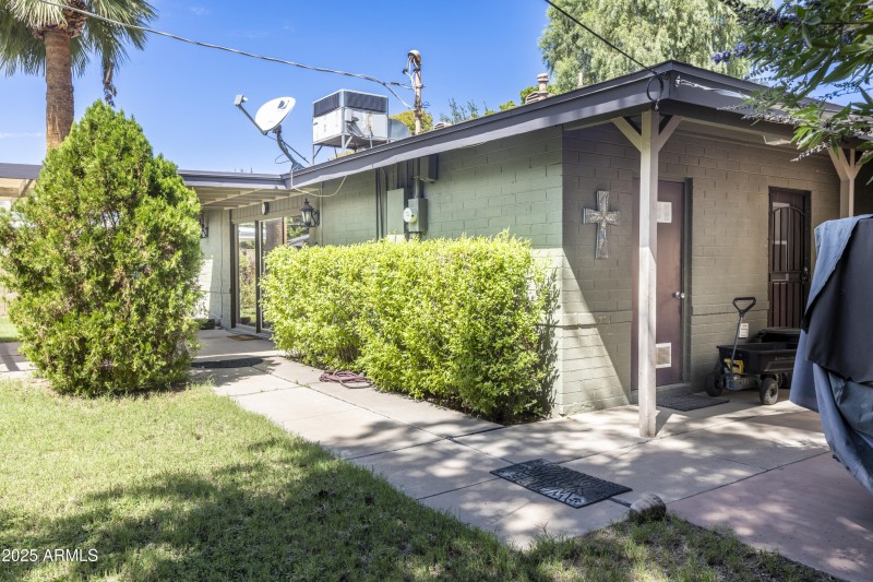 1825 E Medlock Dr-3