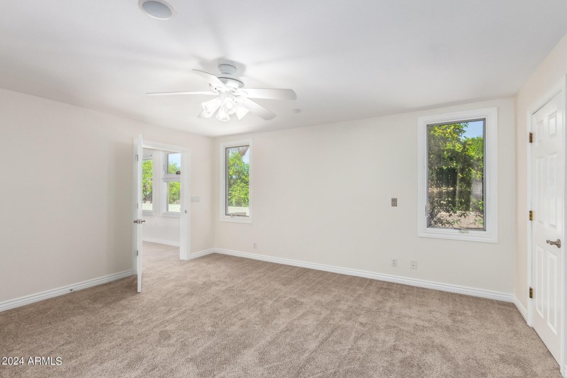 Master Suite w/ Living Room Access
