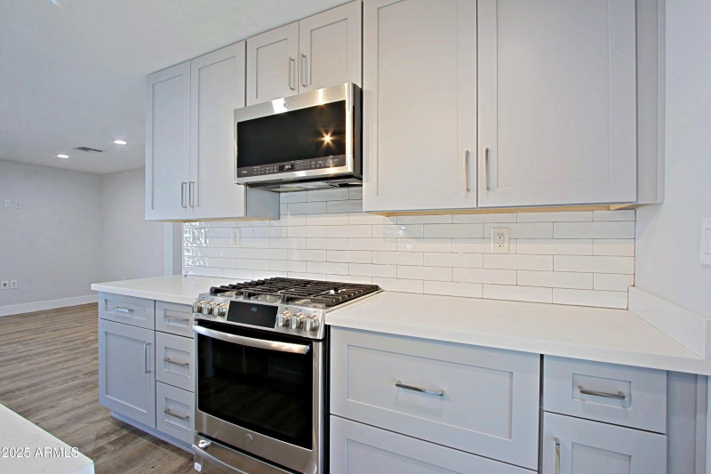 Gas Stove/Oven-Built-in Microwave