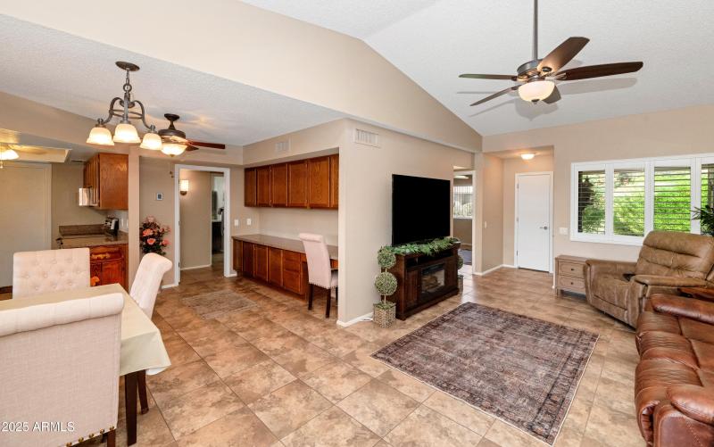 Breakfast Nook & Desk Area
