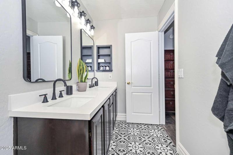 Hall Bath2