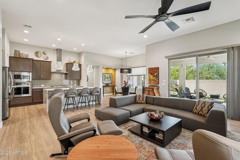 11-web-or-mls-W La Reata Ave-S1709-011