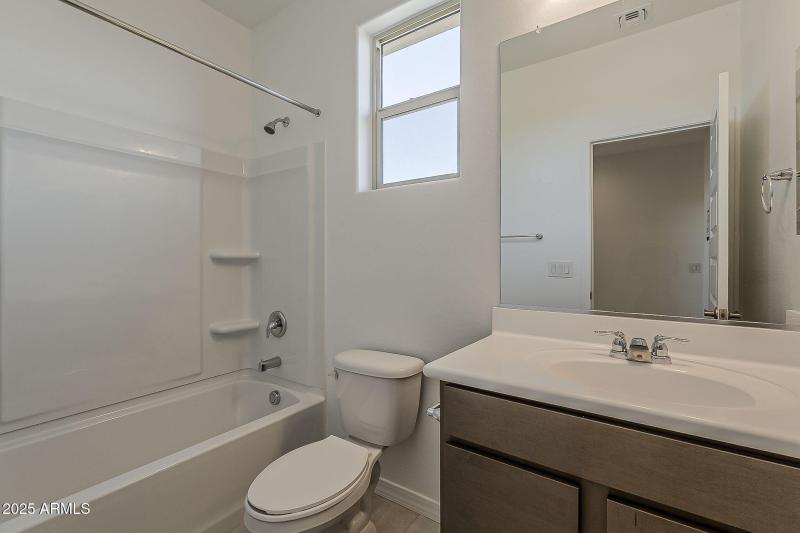 37-web-or-mls-Hilton Ave-37