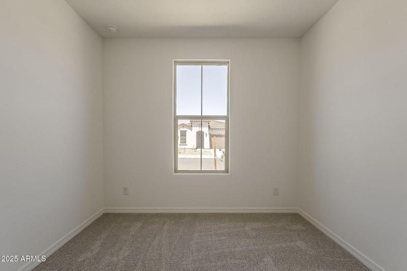 36-web-or-mls-Hilton Ave-36