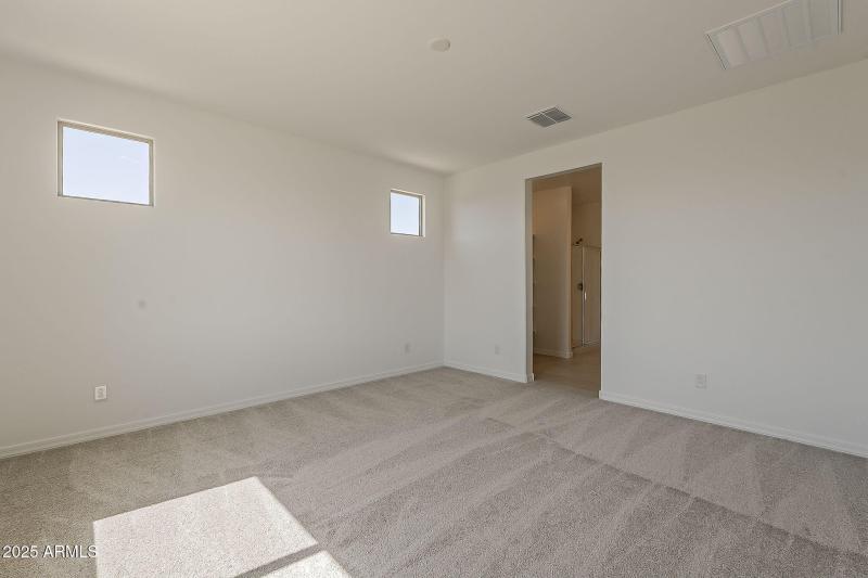 22-web-or-mls-Hilton Ave-22