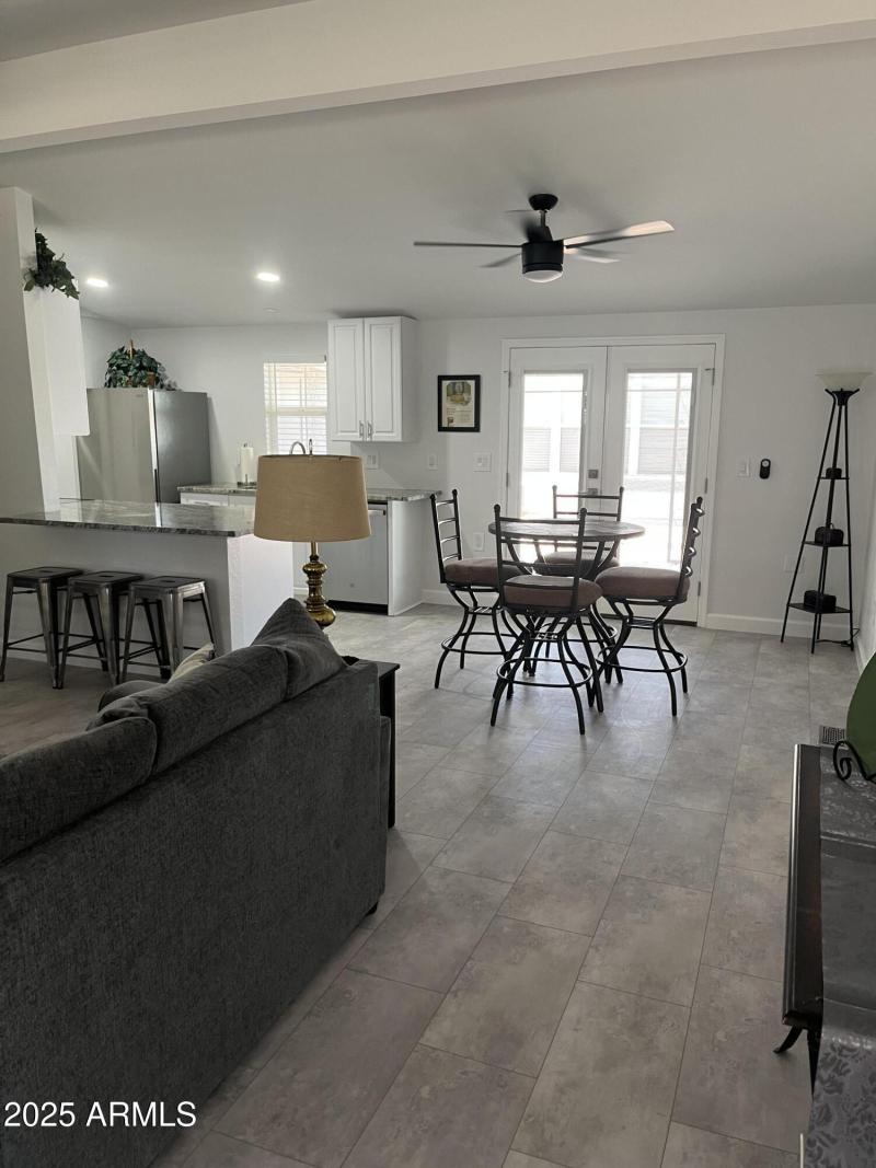 Dining Area and Breakfast Bar