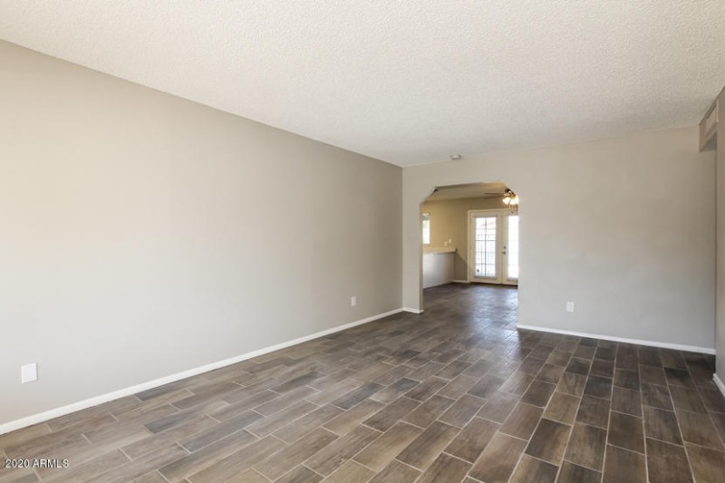 P3212979-02-Living Area-658876