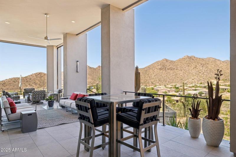 Casual Seating and Dining