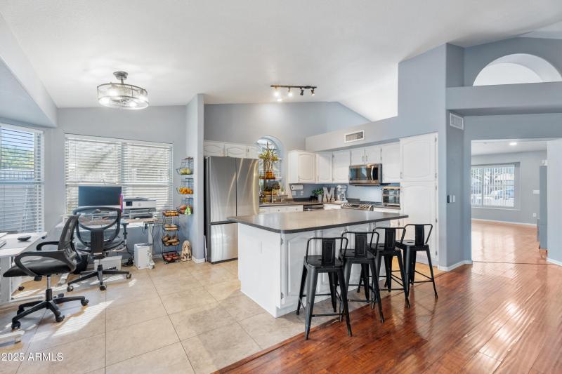 Kitchen island & breakfast nook