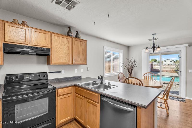 8-web-or-mls-6573 E Lush Valley View-10