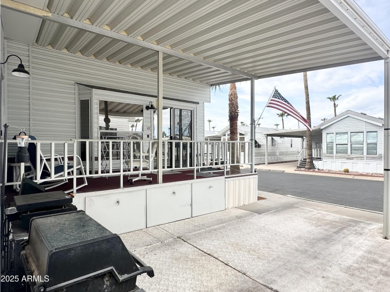 NICE LOUNGING DECK