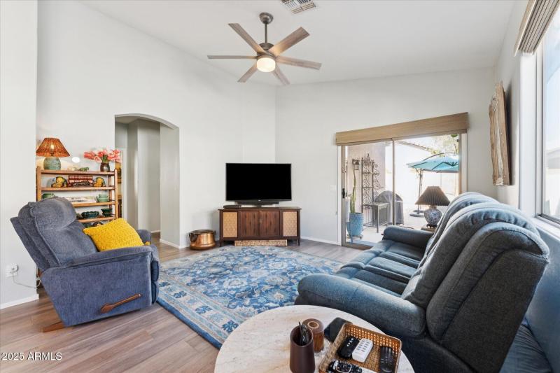 10-010-family-room