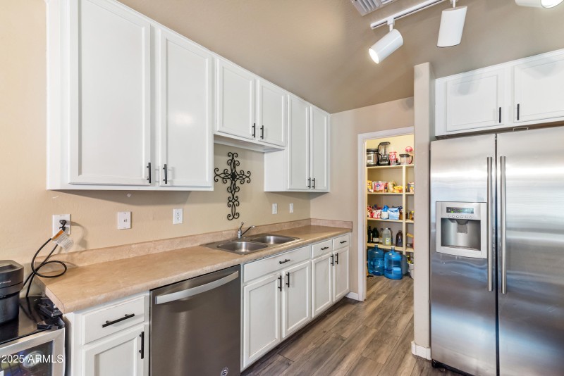 10_878 s huish dr-10