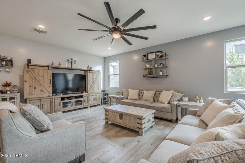 005_Family Room