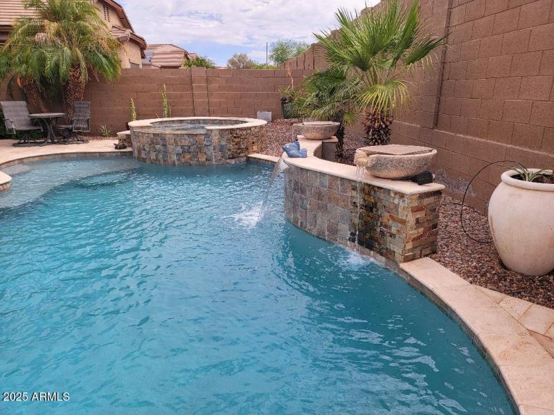 7531 Oasis backyard