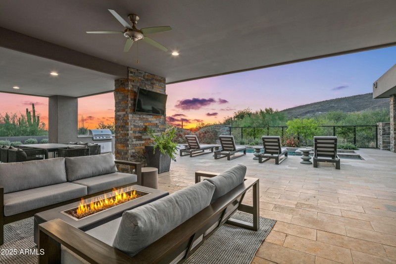 002_Outdoor Lounge