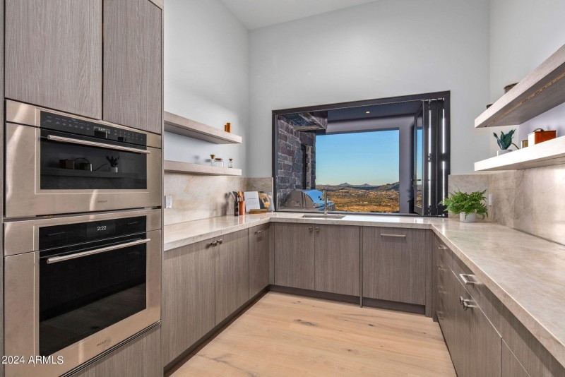 Butler Pantry w/folding window