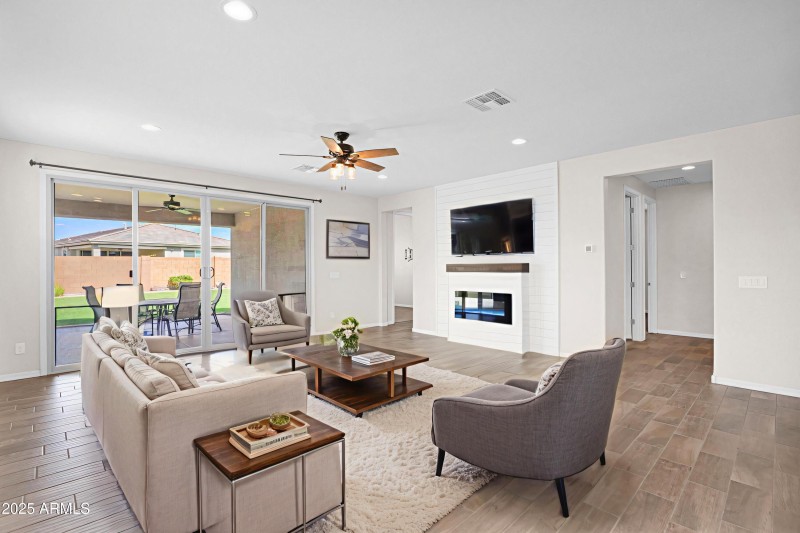 24135-Corn-17Family-Room - 18