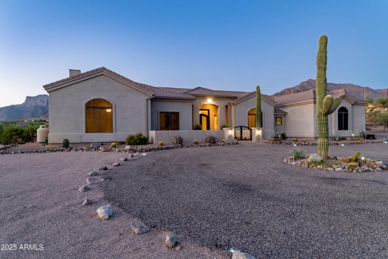 Front Exterior_Circlular Drive