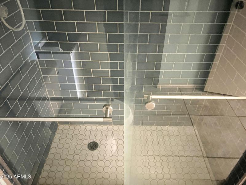 2 Interior 18